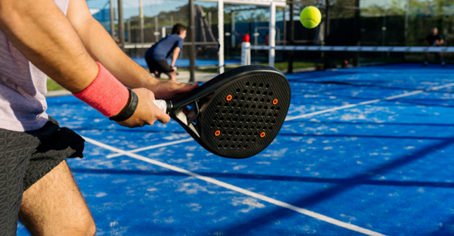 Paddleball-Schläger auf dem Spielfeld