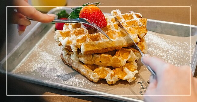 drei fertig gebackene Waffeln übereinander auf dem Backblech