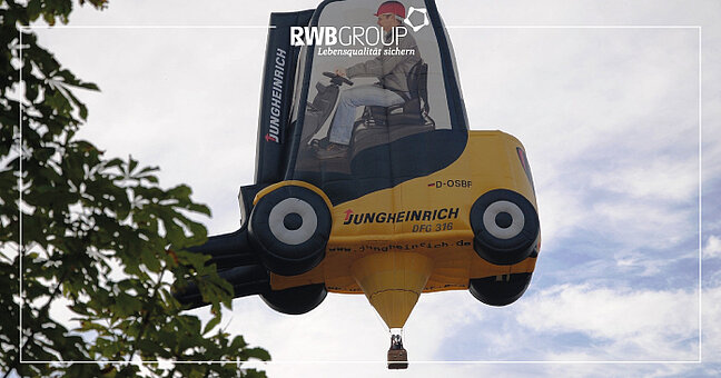 Ballon als Gabelstabler mit Fahrer in der Luft