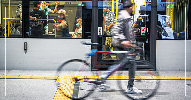 Kontaktloses Bezahlen in öffentlichen Verkehrsmitteln