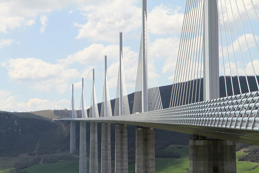 eine Autobahnbrücke mit Drahtseilen