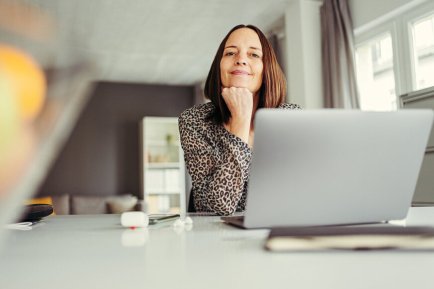 sitzende Frau vor Laptop