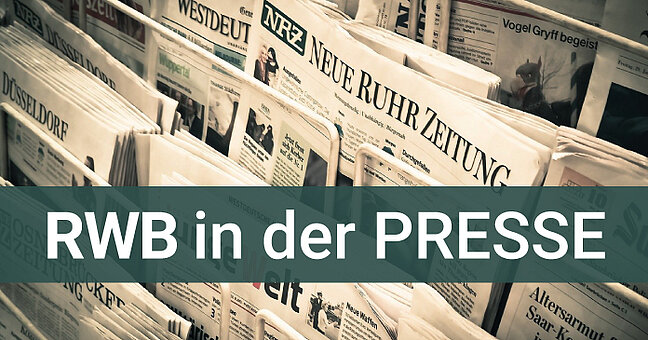 gestapelte Zeitungen mit Banner "RWB in der Presse"