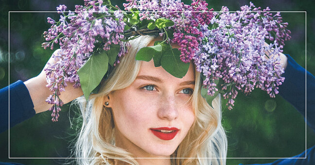 Blonde Frau mit Blumenkranz