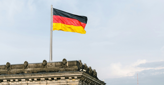 Deutschland-Flagge aus hohem Hausdach