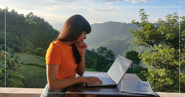 Remote arbeiten mit dem Laptop in der Natur