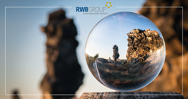 Glaskugel mit Felsen als Spiegelbild