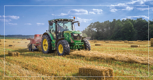 Traktor bei der Ernte eines Feldes