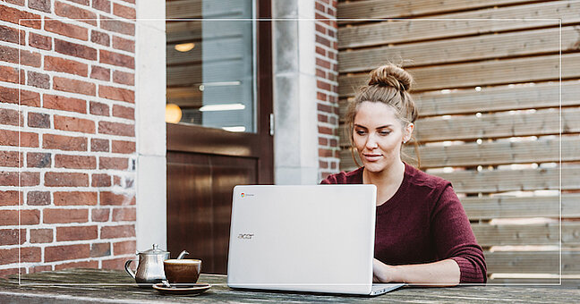 Frau am Laptop